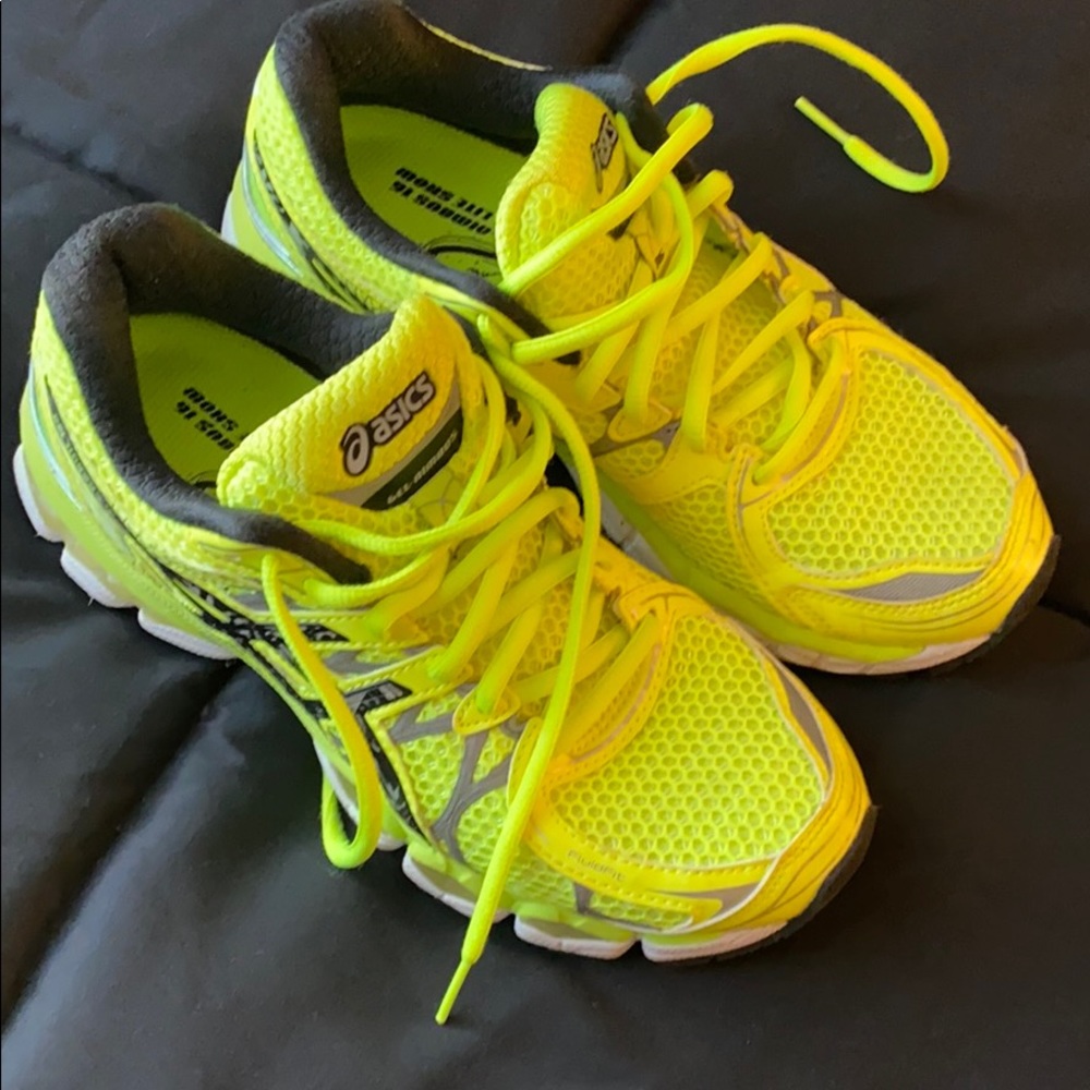 Tennis shoes